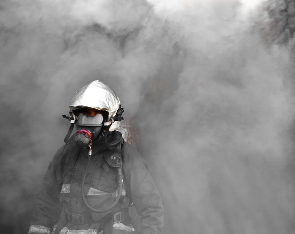 Bombero con humo